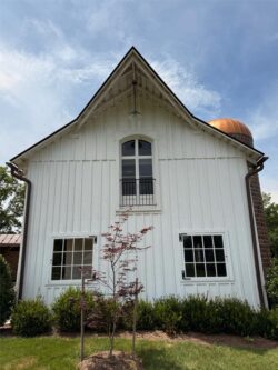 The Barns at Crest Hill Barn Pub front view